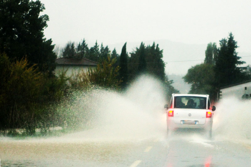 allagamento_strada_auto.JPG