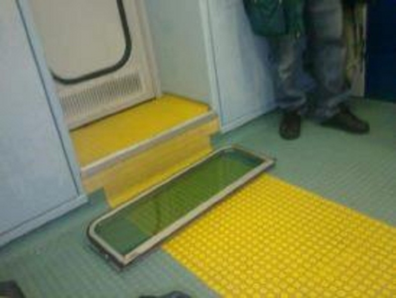 Il finestrino che si è staccato sul treno regionale