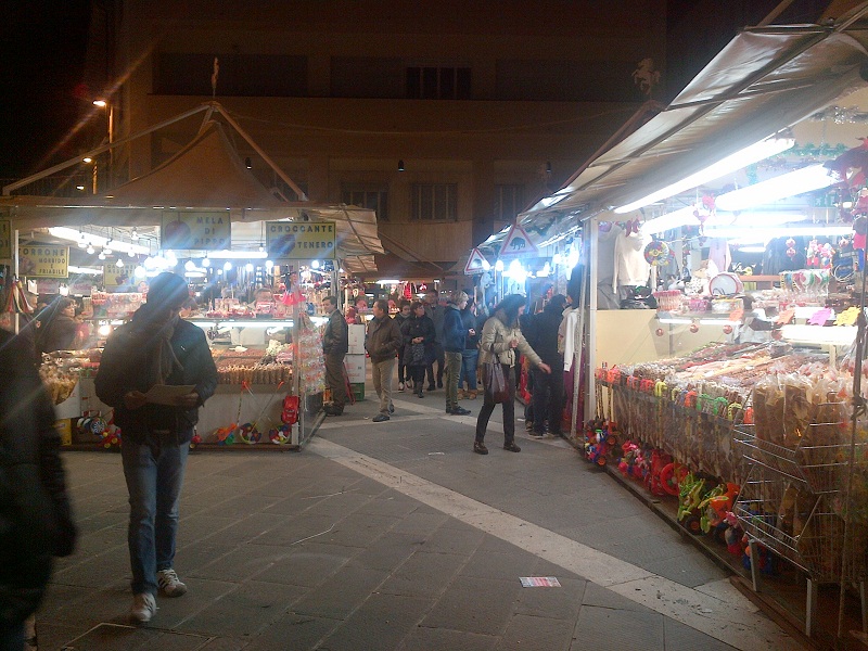 mercatino-natale-banchi-gente.jpg
