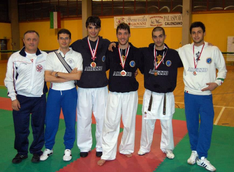 Arezzo-Karate---gruppo-di-atleti-2013.jpg