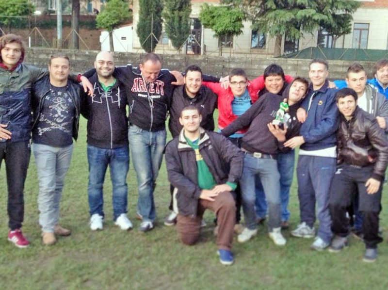 Arieti-Rugby---La-squadra-con-il-trofeo-chianina-in-mischia.jpg