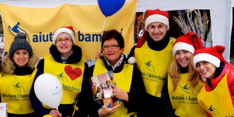 aiutare-i-bambini_volontari-in-piazza_2012_BASSA.jpg