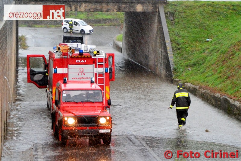 anche i vigili del fuoco intrappolati dall'acqua