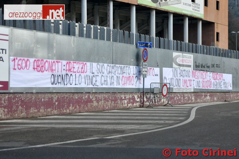 anteprima-striscioni-contestano.JPG