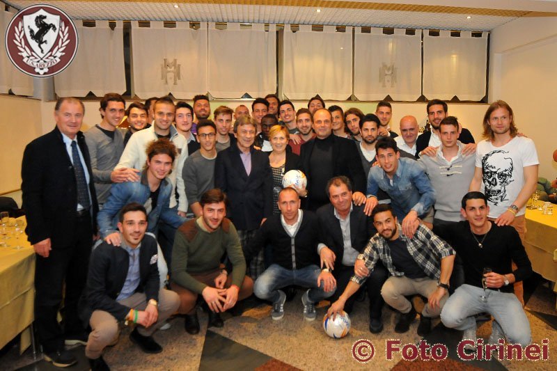 Foto di gruppo di giocatori e staff con il presidente