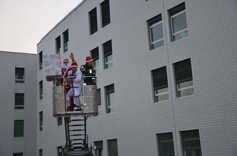 babbo-natale-arriva-con-lautoscala-dei-pompieri.jpg
