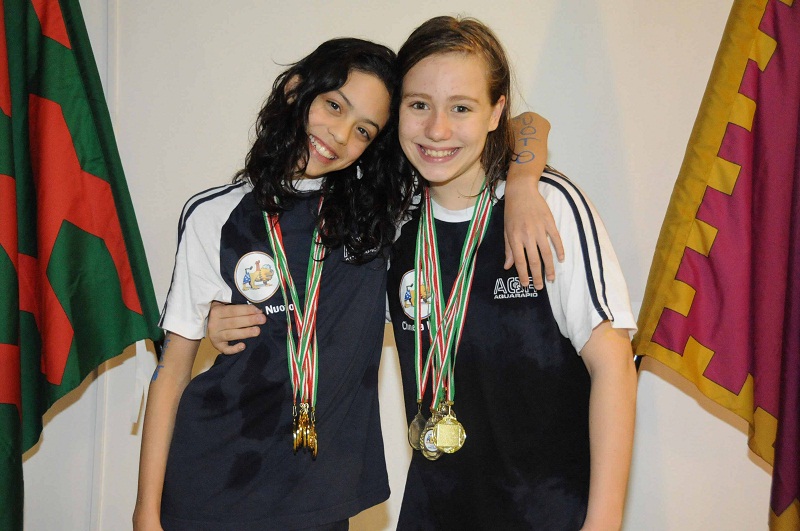 Chimera-Nuoto---Daisy-Bertelli-e-Elisa-Fazzuoli-medaglie.jpg