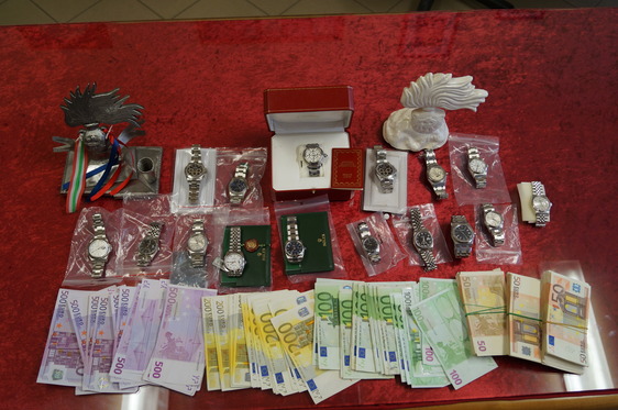 Gli oggetti ed il denaro trovati dai carabinieri