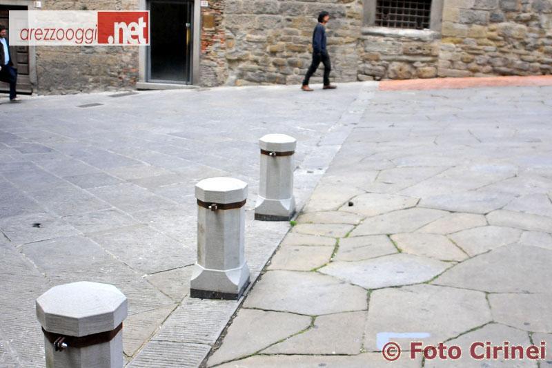 colonnini-mancanti-piazza-comune.JPG