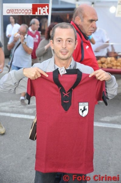 un tifoso amaranto con la maglia celebrativa