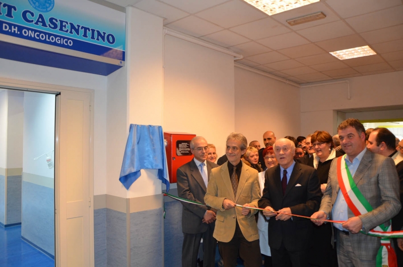 Dh-Oncologico-Bibbiena--taglio-del-nastro.jpg