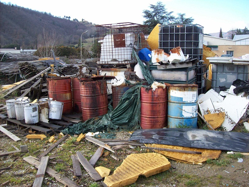 forestale-rifiuti-pratovecchio-fusti.jpg