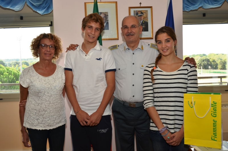 Il-Gen.B.-Domenico-Campione-con-i--giovani-atleti-aretini-e-la-Professoressa.jpg