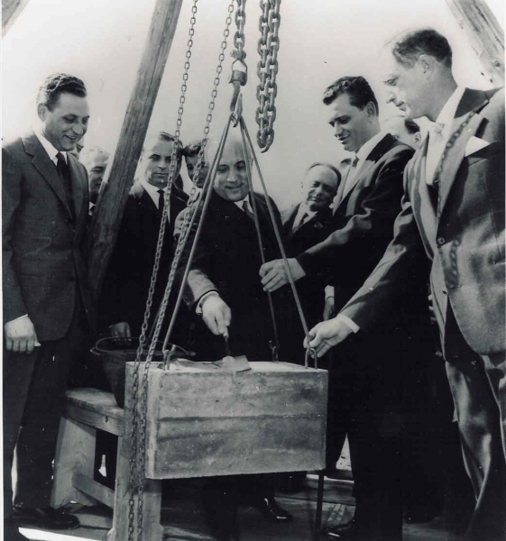 La posa della prima pietra dello stabilimento Lebole di Arezzo, presente Amintore Fanfani