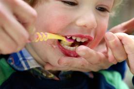 lavaggio-denti-bambino.jpg