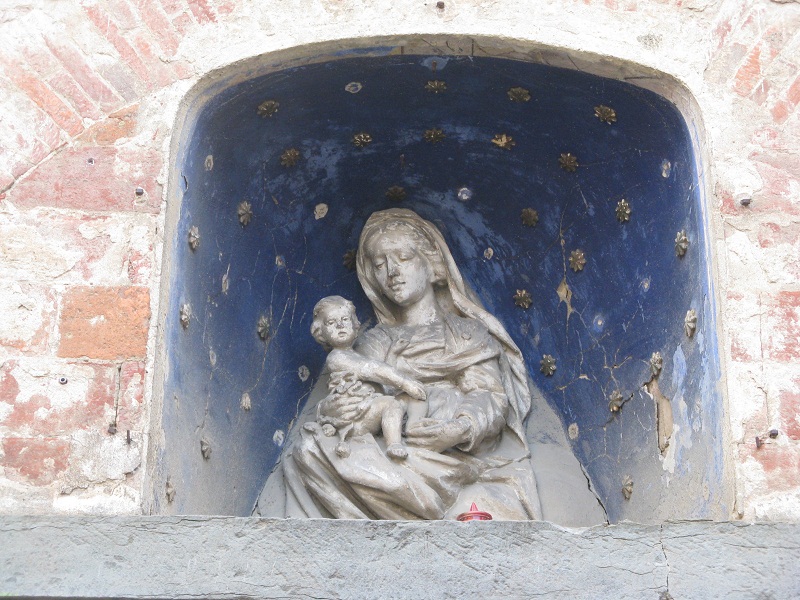 lucignano-madonna-con-bambino-statua.jpg