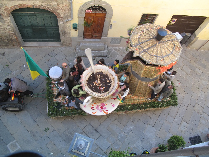 maggiolata-carro-vincitore-dallalto.jpg