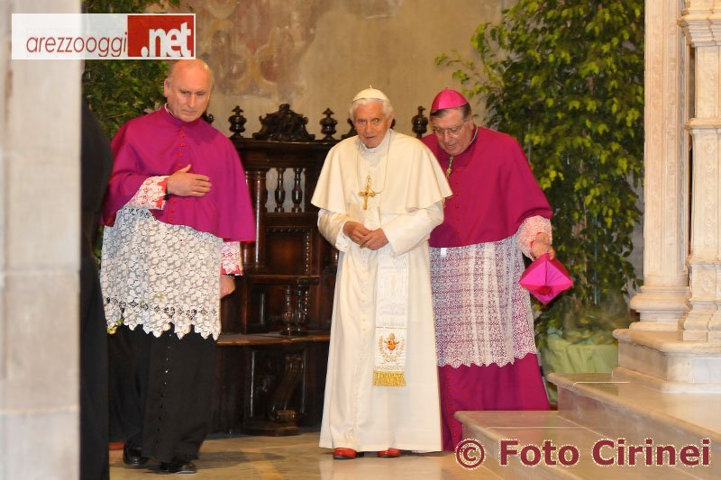 papa-ratzinger-arcivescovo-fontana.JPG