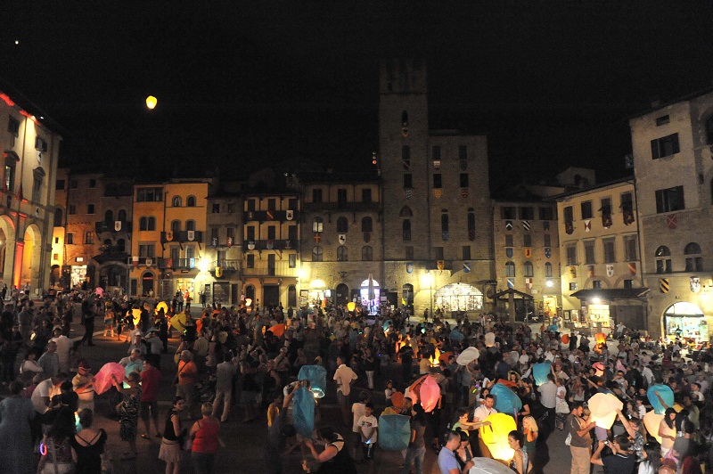 shopping-sotto-le-stelle-piazza-grande.jpg