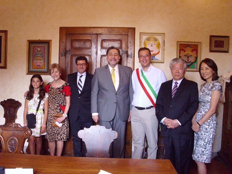sindaco-vignini-con-nobel-medicina.jpg